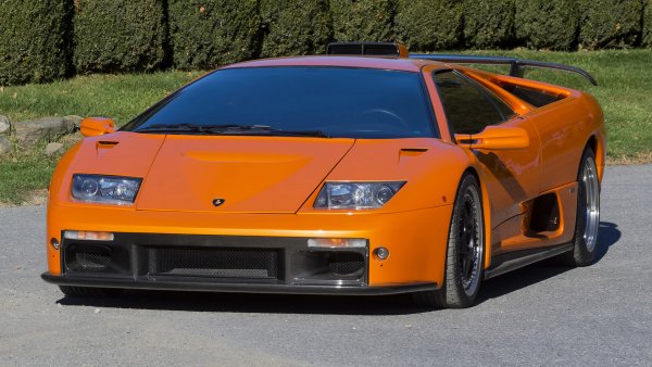 Lamborghini Diablo е уникална кола със своя крещящ 6.0-литров V12 двигател. Кейдж поръча своя Diablo VT в ярко оранжево, като вероятната причина е любимият му филм -  „Портокал с часовников механизъм“. Смята се, че само шест автомобила са били произведени в този цвят, а този на Кейдж е единственият модел на американския пазар.

Той купи колата нова през 2001 г. и по традиция бързо я продаде само след 4 лета. Същото  „Ламбо“ се появи на търт наскоро, като изглеждаше повреден при катастрофа.
